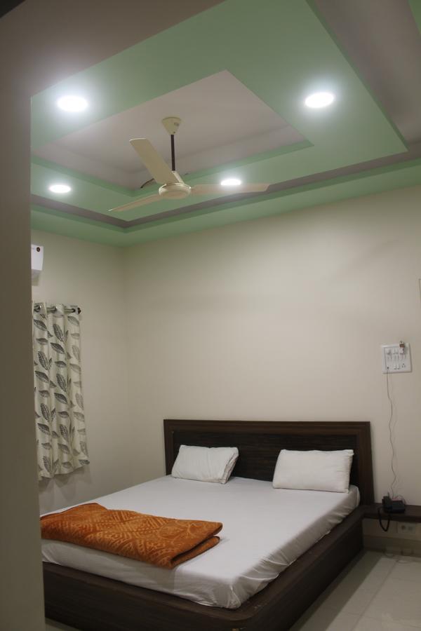 Hotel Radhika Inn Тримбак Экстерьер фото