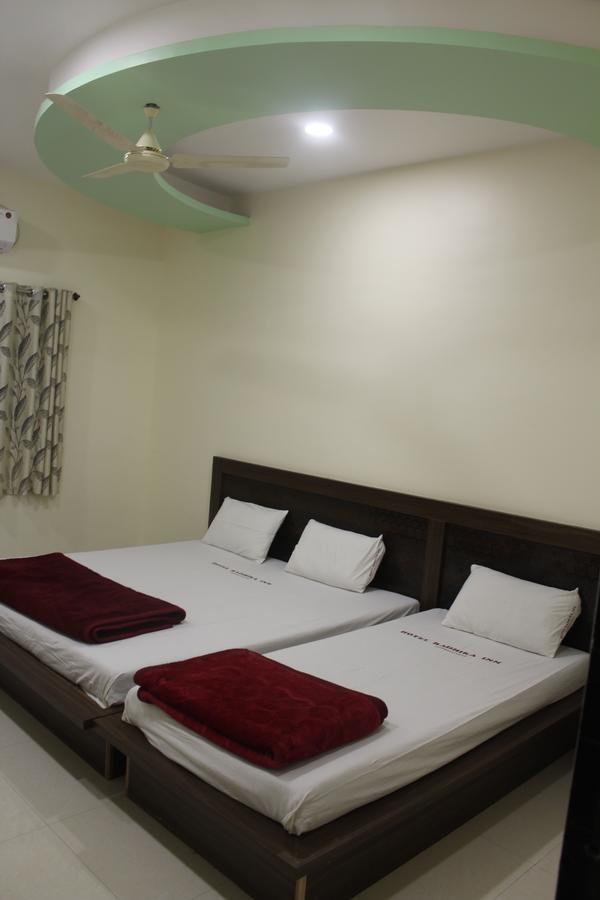 Hotel Radhika Inn Тримбак Экстерьер фото