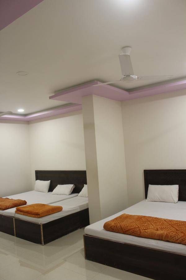 Hotel Radhika Inn Тримбак Экстерьер фото