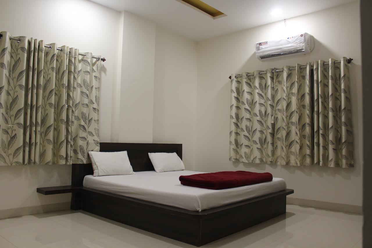 Hotel Radhika Inn Тримбак Экстерьер фото