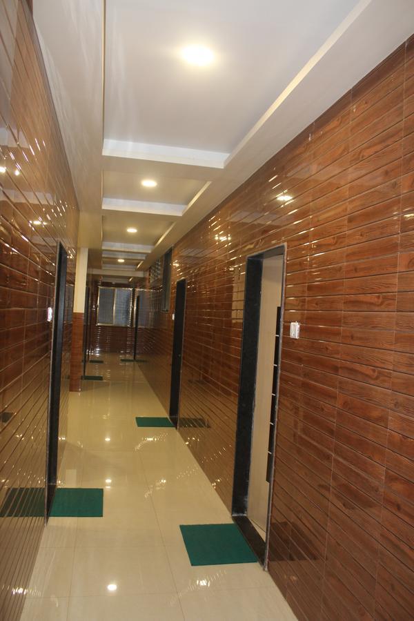 Hotel Radhika Inn Тримбак Экстерьер фото