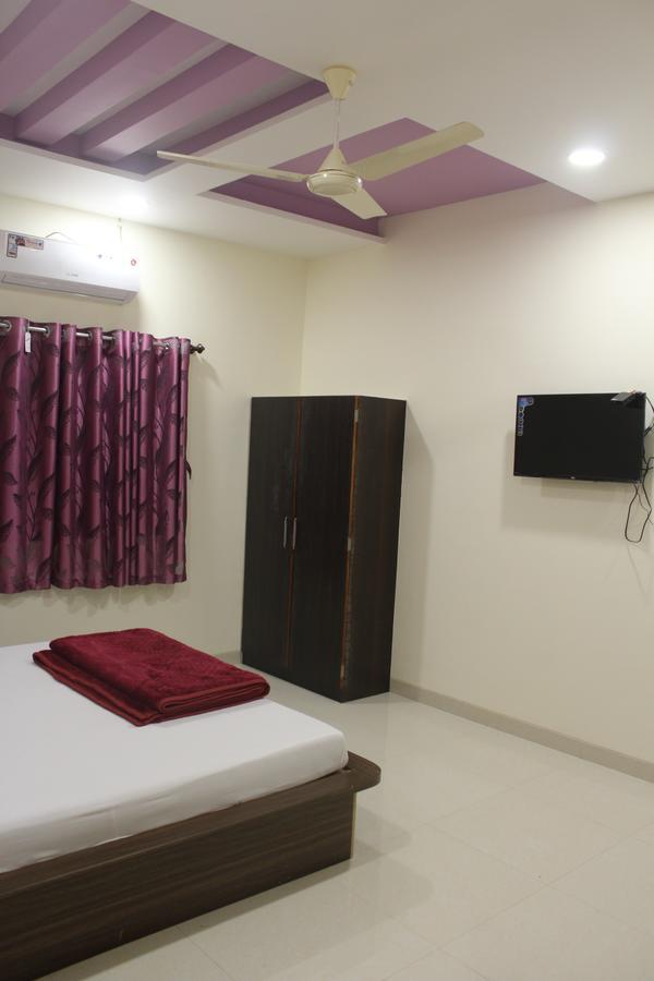 Hotel Radhika Inn Тримбак Экстерьер фото