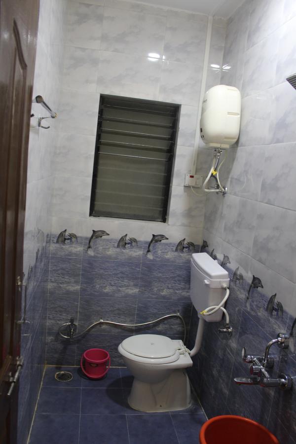 Hotel Radhika Inn Тримбак Экстерьер фото