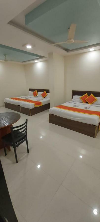 Hotel Radhika Inn Тримбак Экстерьер фото