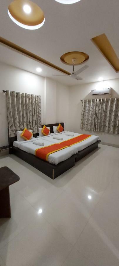 Hotel Radhika Inn Тримбак Экстерьер фото