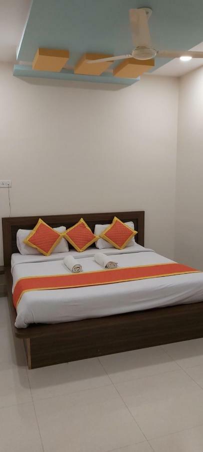 Hotel Radhika Inn Тримбак Экстерьер фото