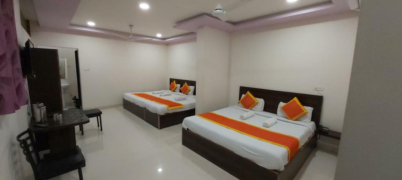 Hotel Radhika Inn Тримбак Экстерьер фото