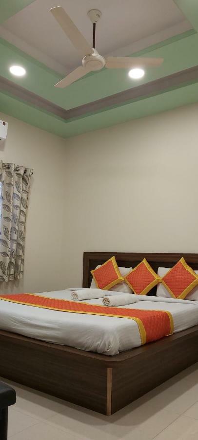 Hotel Radhika Inn Тримбак Экстерьер фото