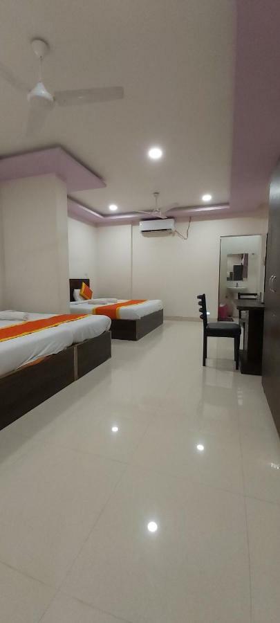 Hotel Radhika Inn Тримбак Экстерьер фото