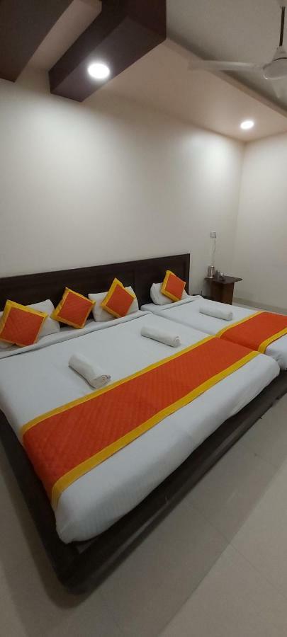 Hotel Radhika Inn Тримбак Экстерьер фото